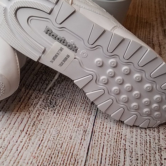 *DONATED* NIB REEBOK CLASSIC WHITE TENNIS SHOES - Picture 6 of 8